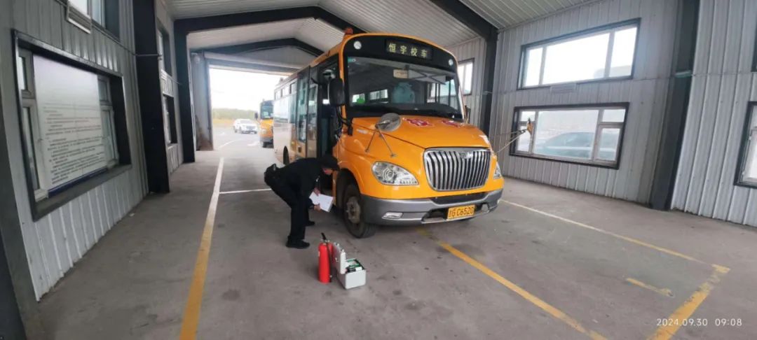 大安交巡警嚴(yán)把校車“體檢關(guān)” 保障學(xué)生乘車安全 圖片