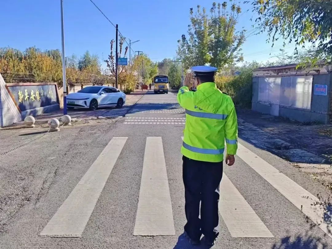 警民共建把好校車“安全關” 圖片