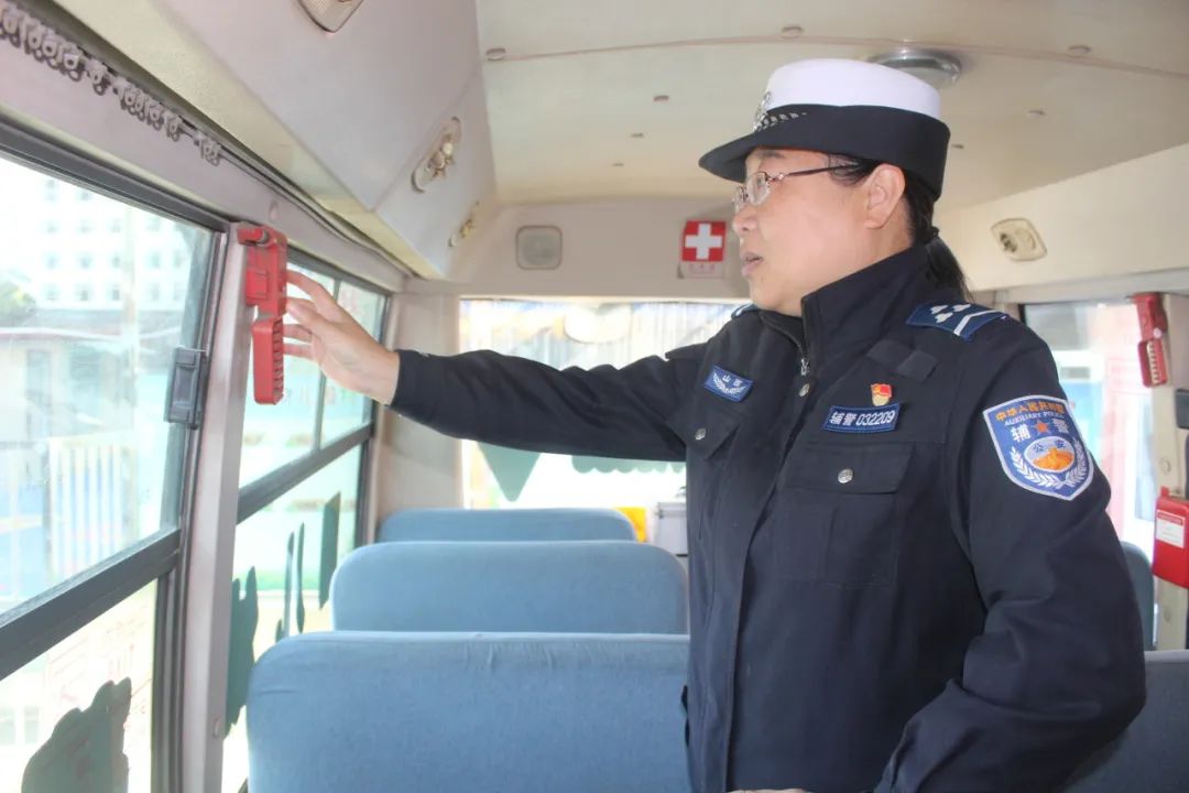 交警二大隊(duì)強(qiáng)化校車安全“大檢查” 擰緊學(xué)生出行“安全閥” 圖片