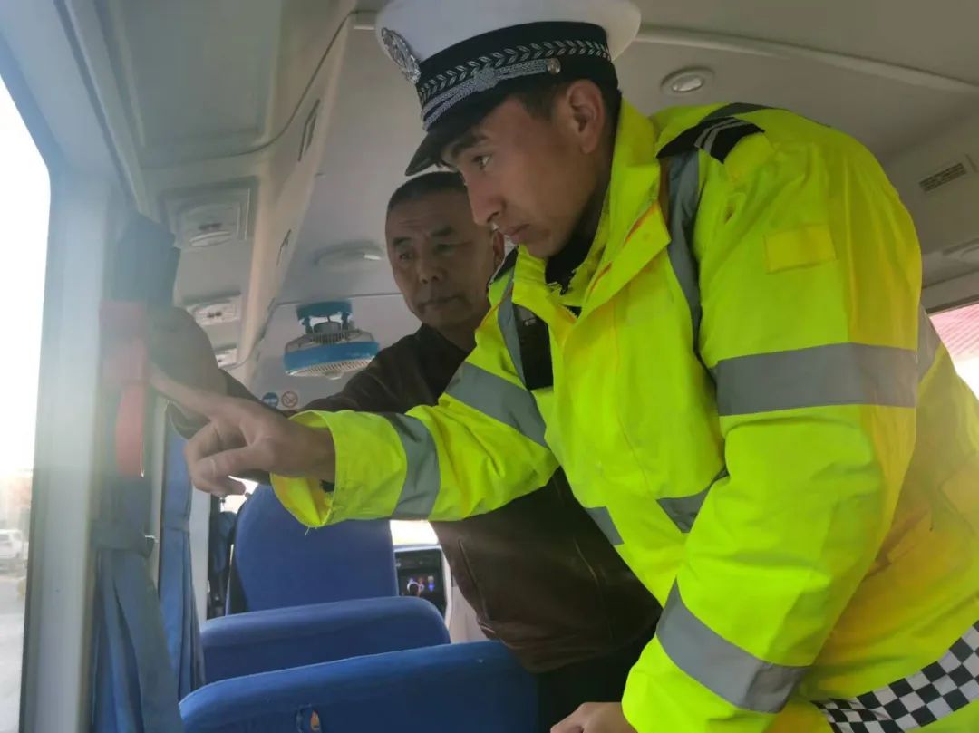 安全“童”行,有備無患——和布克賽爾交警對轄區(qū)幼兒園開展校車安全檢查 圖片