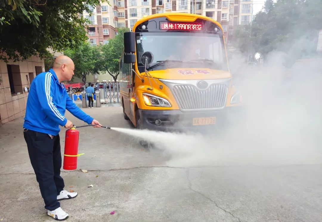 用心呵護(hù),為愛護(hù)航——廣安市廣安區(qū)景上花幼兒園校車消防演練 圖片