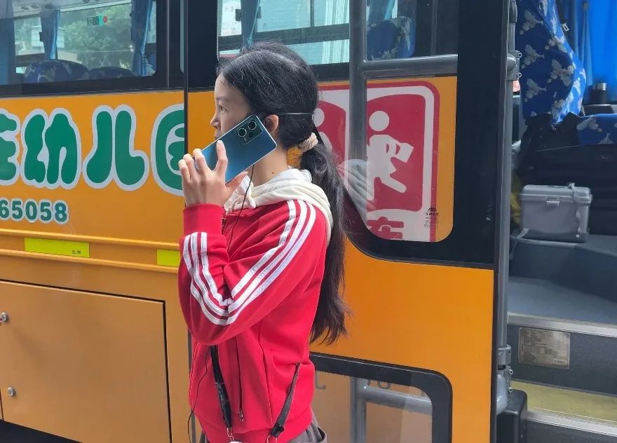 用心呵護(hù),為愛護(hù)航——廣安市廣安區(qū)景上花幼兒園校車消防演練 用心呵護(hù),為愛護(hù)航——廣安市廣安區(qū)景上花幼兒園校車消防演練