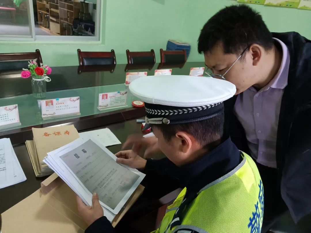 平利交警:嚴把校車安全關 守護平安上學路 圖片