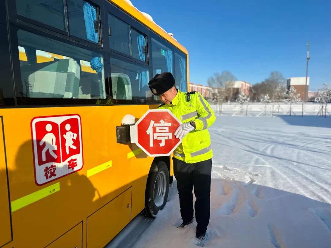 吉木乃交警校車安全“大檢查”為學生出行擰緊“安全閥” 圖片