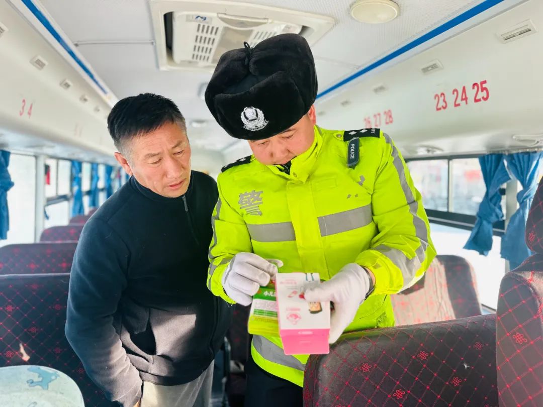 吉木乃交警校車安全“大檢查”為學生出行擰緊“安全閥” 圖片
