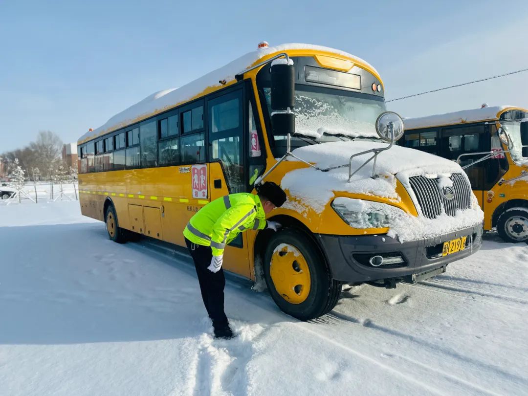 吉木乃交警校車安全“大檢查”為學生出行擰緊“安全閥” 吉木乃交警校車安全“大檢查”為學生出行擰緊“安全閥”