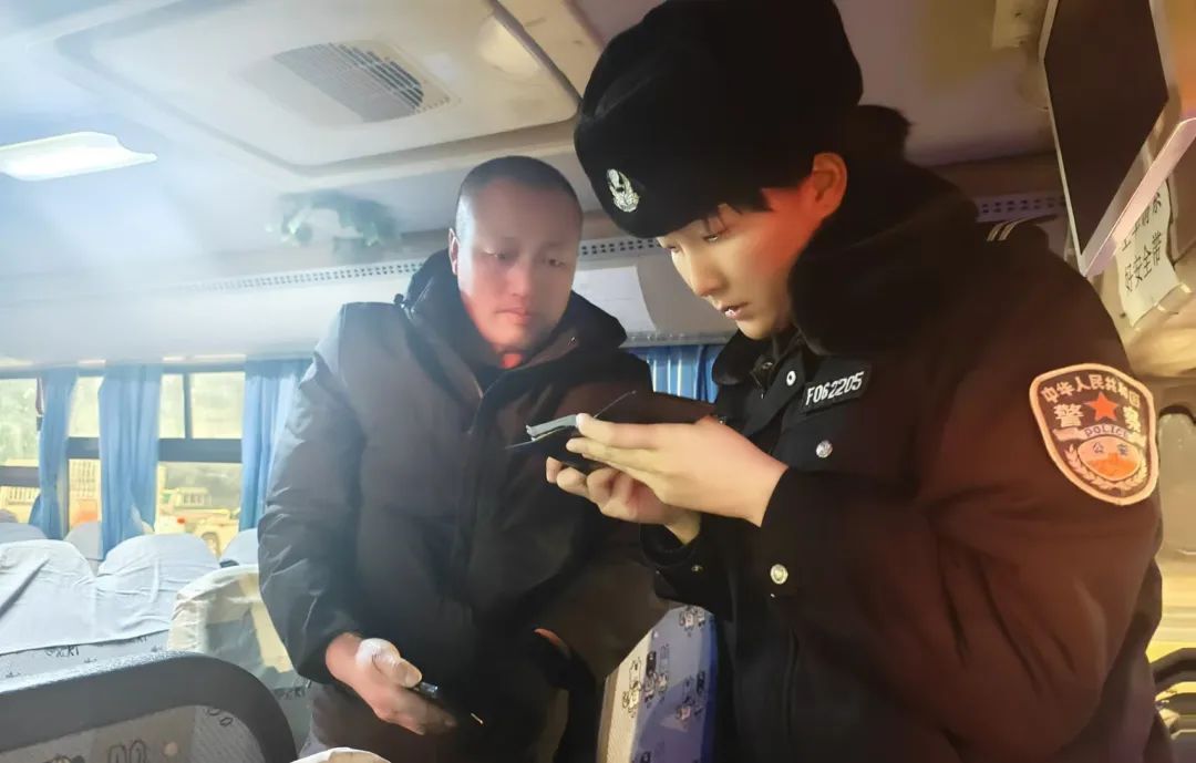 “冬曉”行動丨大慶交警開展校車安全檢查 護航學生出行安全 圖片