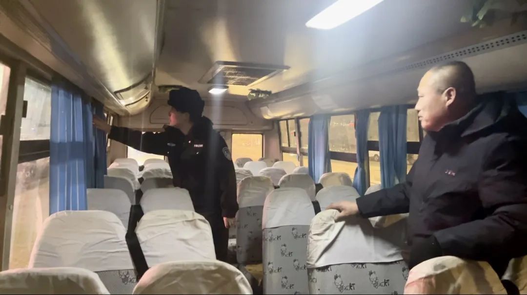 “冬曉”行動丨大慶交警開展校車安全檢查 護航學生出行安全 圖片