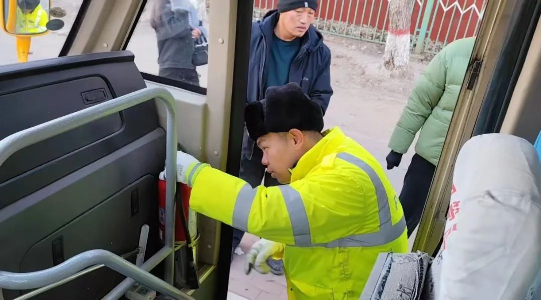 “冬曉”行動丨大慶交警開展校車安全檢查 護航學生出行安全 圖片