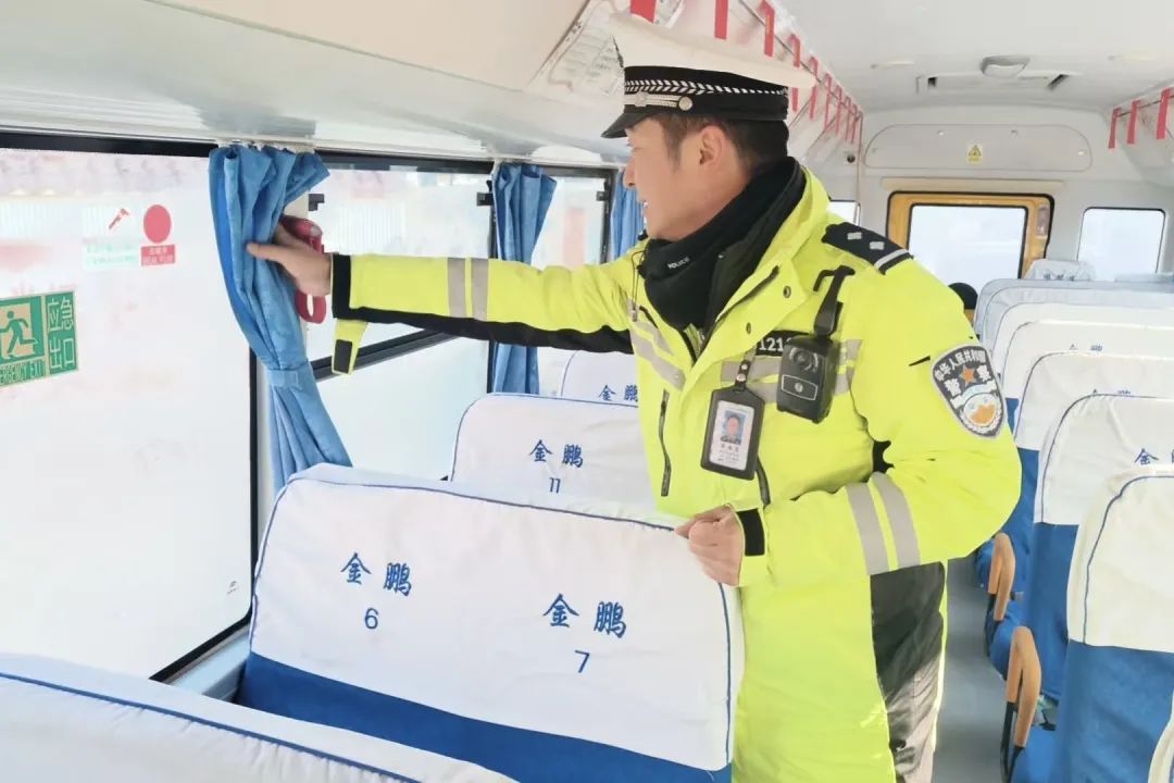 永登公安交警開(kāi)展冬季校車(chē)安全大檢查行動(dòng)! 圖片