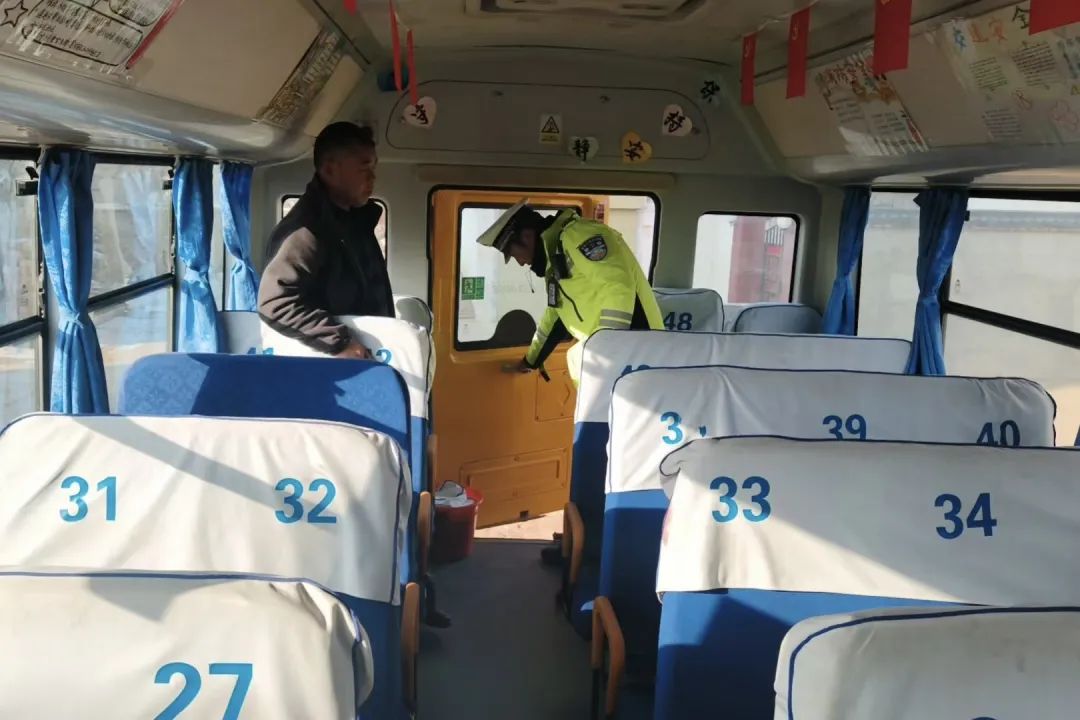 永登公安交警開(kāi)展冬季校車(chē)安全大檢查行動(dòng)! 圖片