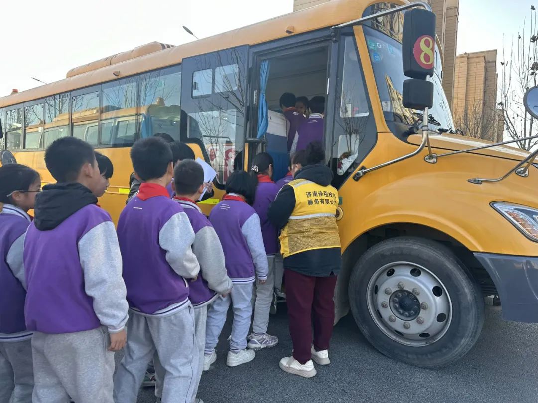 【全環(huán)境立德樹(shù)人】以演筑防 安全護(hù)航——濟(jì)南高新區(qū)稼軒小學(xué)開(kāi)展校車(chē)安全應(yīng)急演練活動(dòng) 圖片