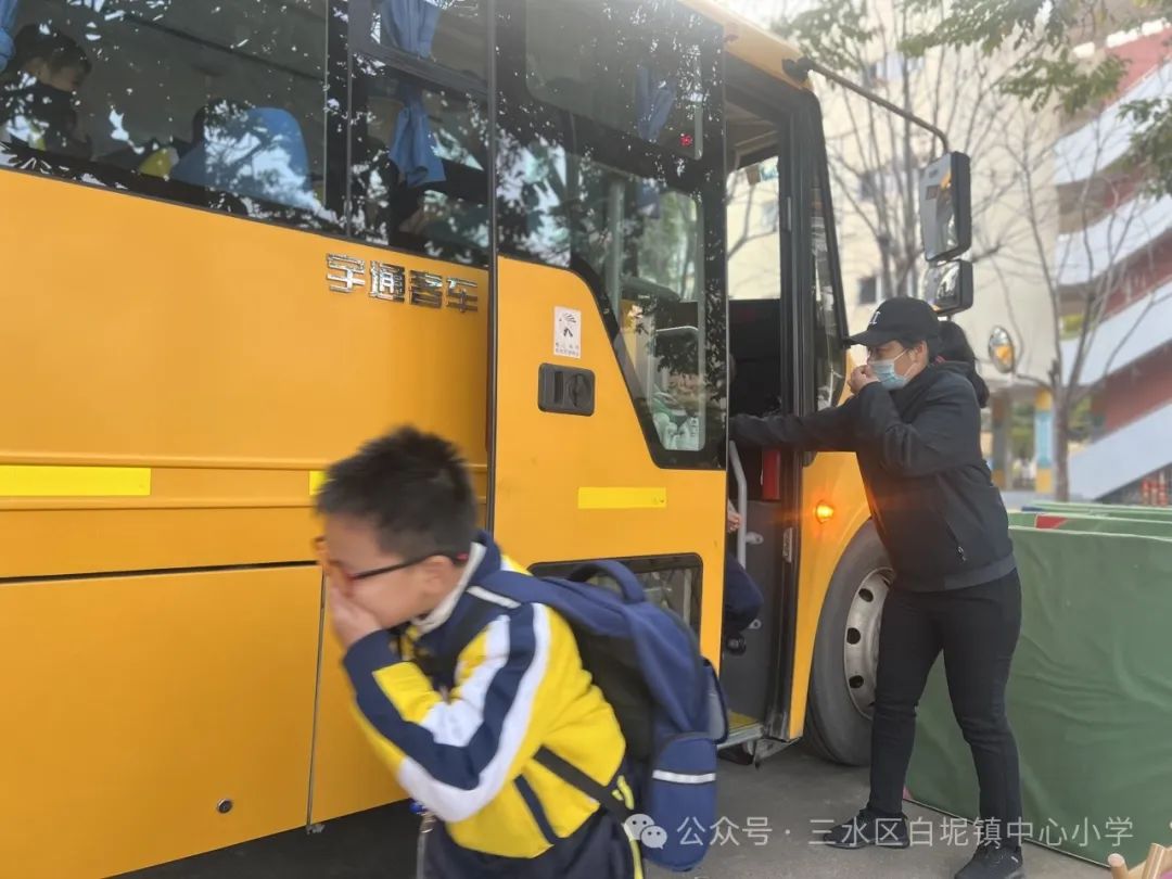 安全乘車,伴我“童”行——白坭鎮(zhèn)中心小學(xué)開(kāi)展校車安全逃生演練活動(dòng) 圖片