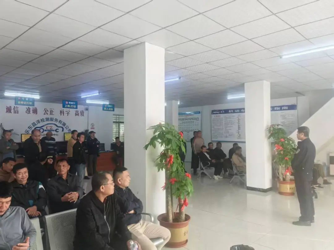 護航開學季丨樂東交警強化校車安全檢查,擰緊校車出行“安全閥”! 微信圖片_20250210110255.jpg