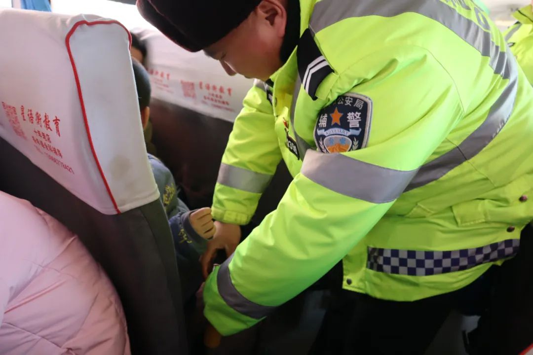 【成長—健康】為愛護(hù)航 平安乘車—道義第二小學(xué)校車安全應(yīng)急疏散演練