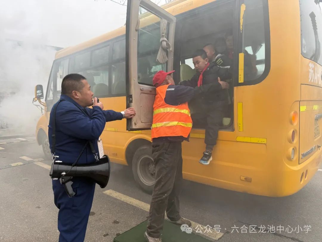 筑牢防線,安全“童”行——龍池中心小學開展校車應急安全演練 筑牢防線,安全“童”行——龍池中心小學開展校車應急安全演練