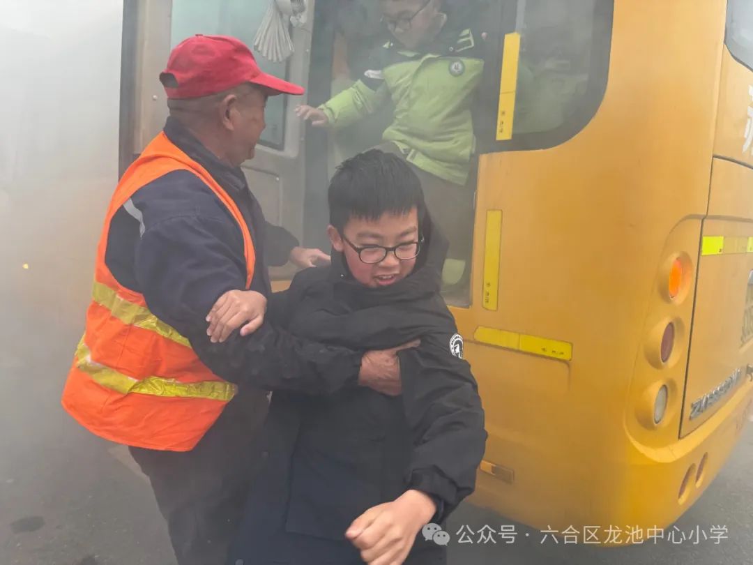 筑牢防線,安全“童”行——龍池中心小學開展校車應急安全演練 筑牢防線,安全“童”行——龍池中心小學開展校車應急安全演練