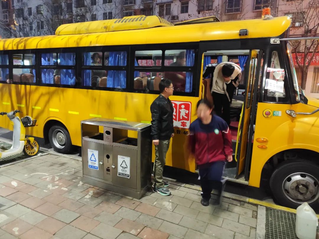 筑牢安全防線,守護學(xué)生平安——六安市金安路初級中學(xué)開展校車安全應(yīng)急演練 圖片
