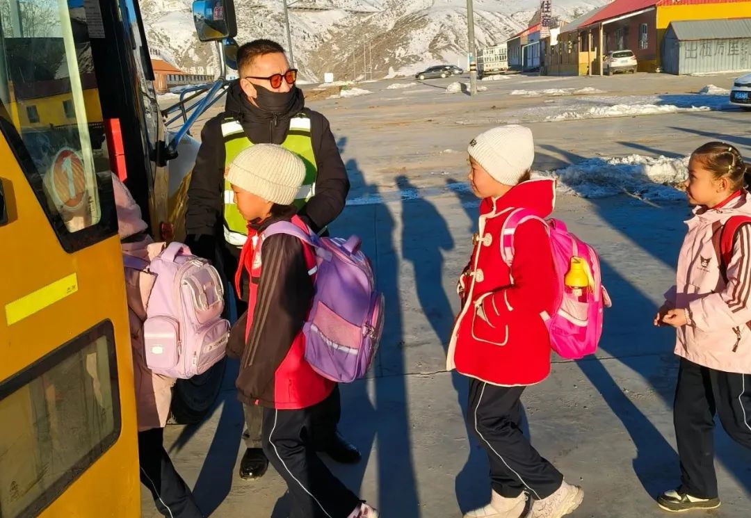 【蒲公綠色課堂·安全】--沖乎爾鎮寄宿制中護航成長校車安全 【蒲公綠色課堂·安全】--沖乎爾鎮寄宿制中護航成長校車安全