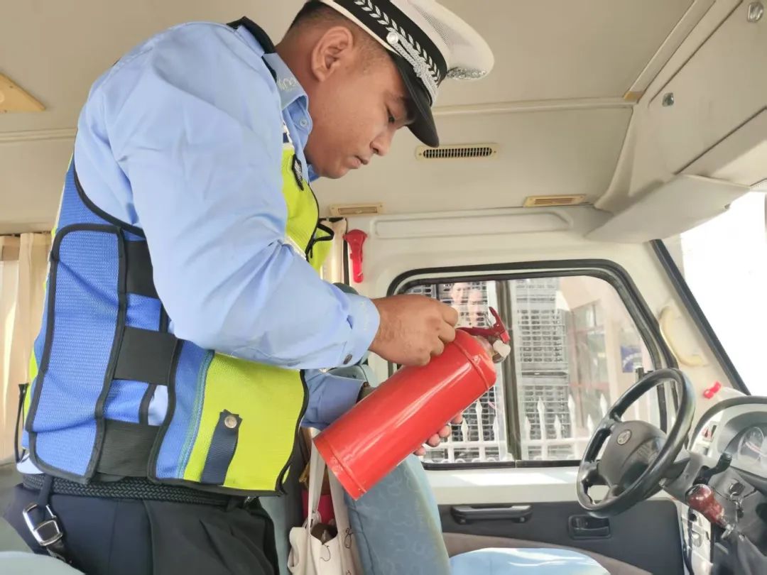 從源頭抓起!樂(lè)東公安交警走進(jìn)多家幼兒園開(kāi)展校車(chē)安全檢查和交通安全宣傳 微信圖片_20250328100735.jpg