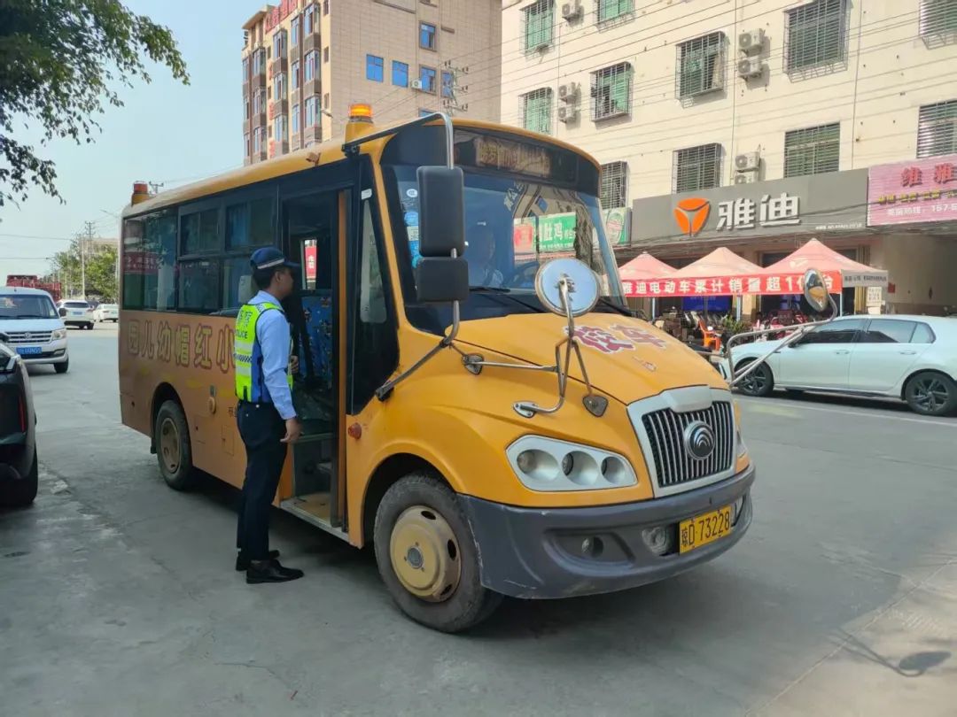 從源頭抓起!樂(lè)東公安交警走進(jìn)多家幼兒園開(kāi)展校車(chē)安全檢查和交通安全宣傳 微信圖片_202503281007431.jpg