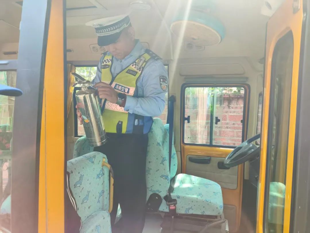 從源頭抓起!樂(lè)東公安交警走進(jìn)多家幼兒園開(kāi)展校車(chē)安全檢查和交通安全宣傳 微信圖片_20250328100744.jpg