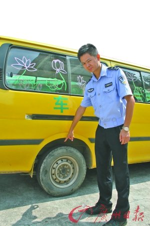 交警對校車進行排查