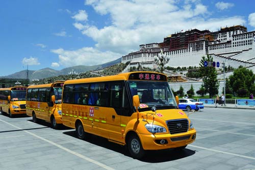 政府千萬購買 首批宇通校車開上雪域高原 首批宇通專用校車開上雪域高原