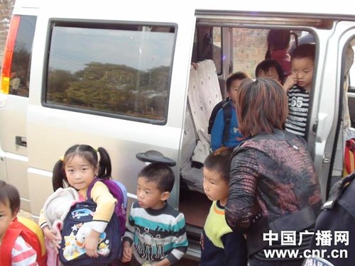 江西景德鎮(zhèn)兩輛校車被查 超員率高達(dá)340%(圖)