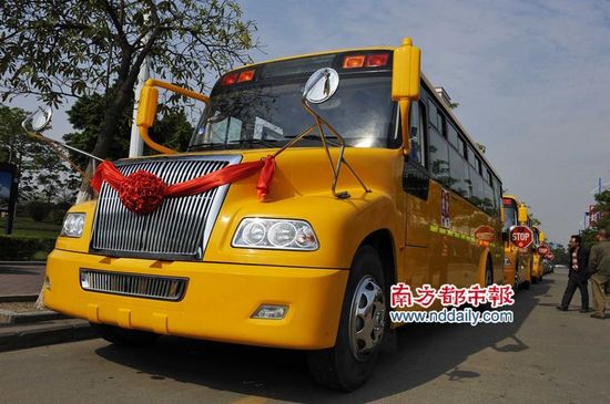 廣東順德購(gòu)買最牛校車 完全按美式校車標(biāo)準(zhǔn)建造