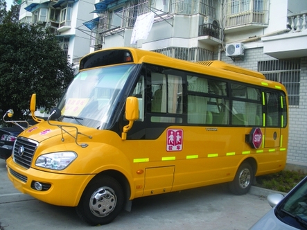 南京第一輛“大鼻子”校車(chē) 無(wú)法辦“校車(chē)牌照”上不了路