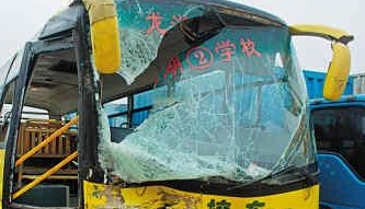 深圳龍崗區(qū)龍湖學校校車沖紅燈傷11名學生(圖)