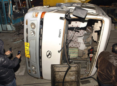 校車事故再發：杭州公交撞上載學生客車（圖）