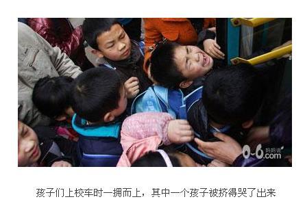 校車事故五：    

事故時間：2011年7月20日7時10分

事故原因：兩輛車均屬違規行駛

事故發生地：大連市開金州新區金石灘涼水灣

受傷人數：17個孩子均不同程度受傷

事故細節：2011年7月20日7時10分，大連市開金州新區金石灘涼水灣路段，一輛載著17個孩子的輕型封閉貨車與迎面而來的奔馳車相撞，車上的17個孩子均不同程度受傷。此車是幼兒園園長為了接送孩子而雇來的“黑校車”。

