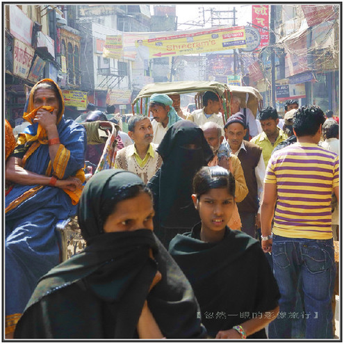 印度交通像廟會 校車很拉風(圖)