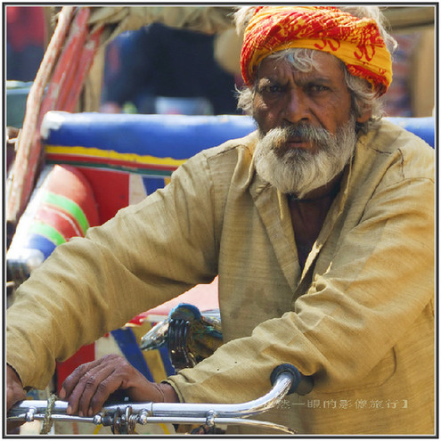 印度交通像廟會 校車很拉風(圖)