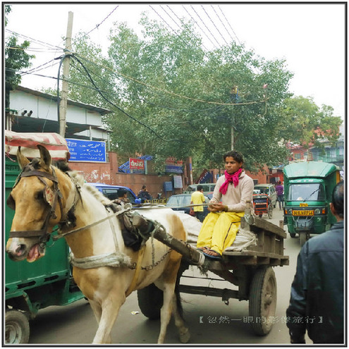 印度交通像廟會 校車很拉風(圖)