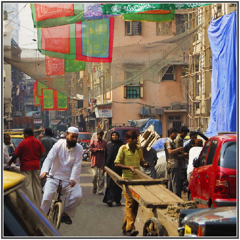 印度交通像廟會 校車很拉風(圖)