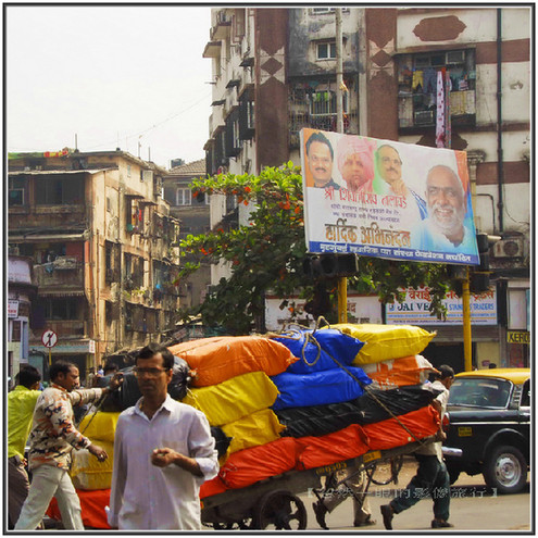 印度交通像廟會 校車很拉風(圖)