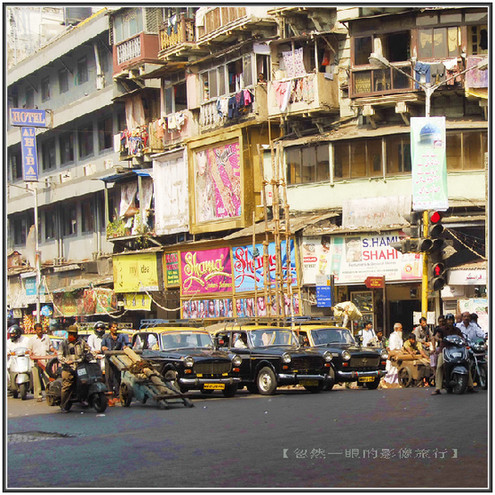 印度交通像廟會 校車很拉風(圖)