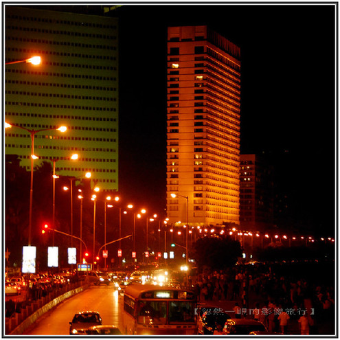 印度交通像廟會 校車很拉風(圖)