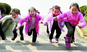 年末通知沒(méi)校車(chē) 明天開(kāi)學(xué)孩子們不知怎么上學(xué)