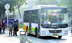 年末通知沒(méi)校車(chē) 明天開(kāi)學(xué)孩子們不知怎么上學(xué)