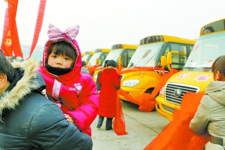 新鄭10家企業(yè)捐贈55輛愛心校車 有望明起上路