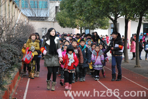 校車上路第一天 師生家長齊展顏