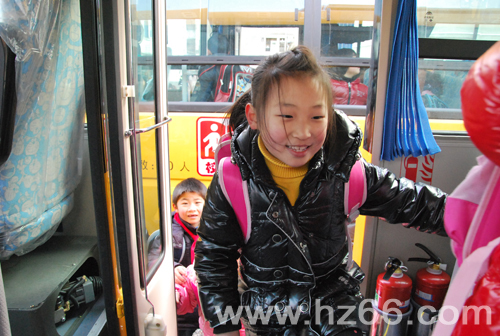 校車上路第一天 師生家長齊展顏