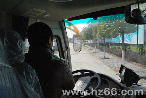 校車上路第一天 師生家長齊展顏