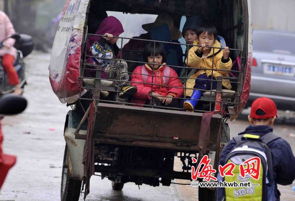 代表委員：開(kāi)設(shè)學(xué)生公交專線 成立校車(chē)管理公司