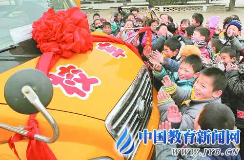 新學(xué)期新氣象 政府主導(dǎo)讓學(xué)生們坐上安全校車(chē)
