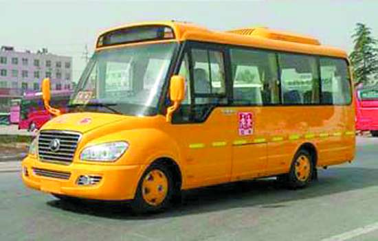 “大鼻王”校車來到幼兒園(圖) “大鼻王”校車來到幼兒園